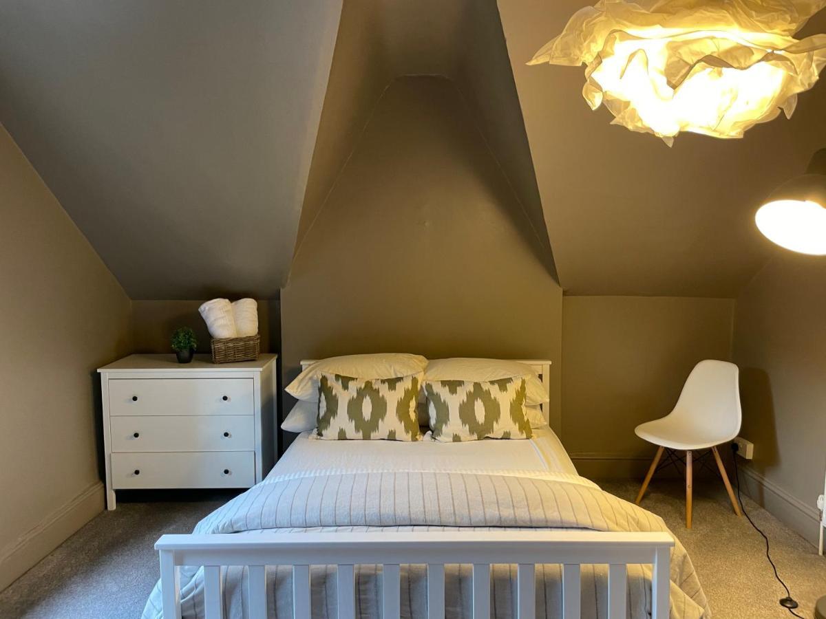 Holiday home Deluxe Huge Detached House With Parking, Sleeps Up To 30 People, 2m From Centre