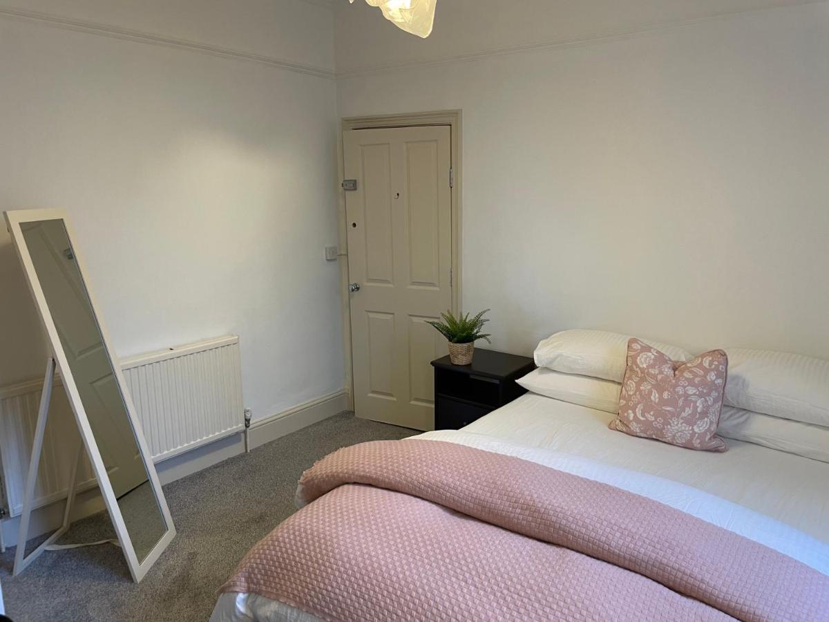 Holiday home Deluxe Huge Detached House With Parking, Sleeps Up To 30 People, 2m From Centre *