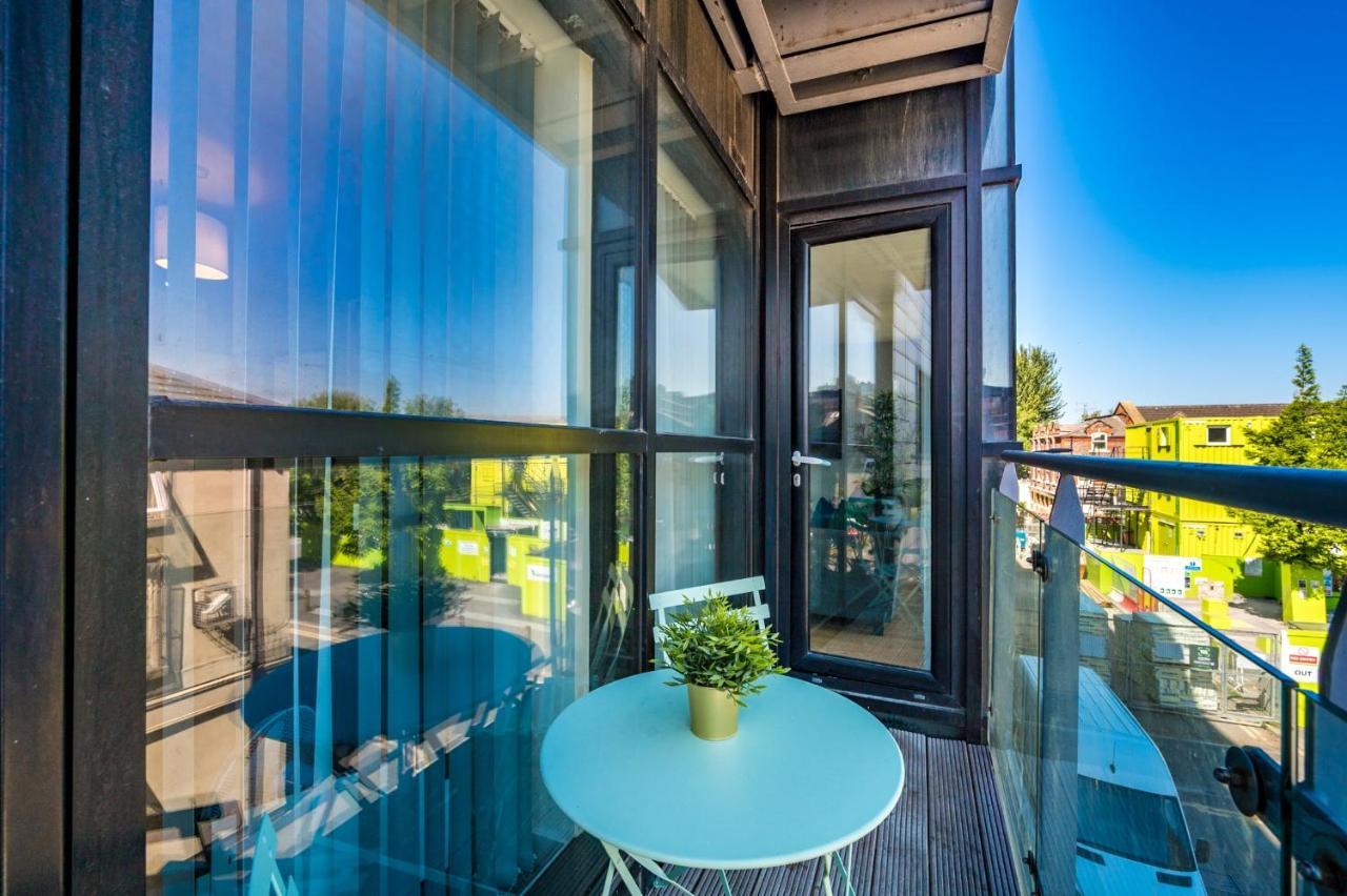 Host & - Balcony
