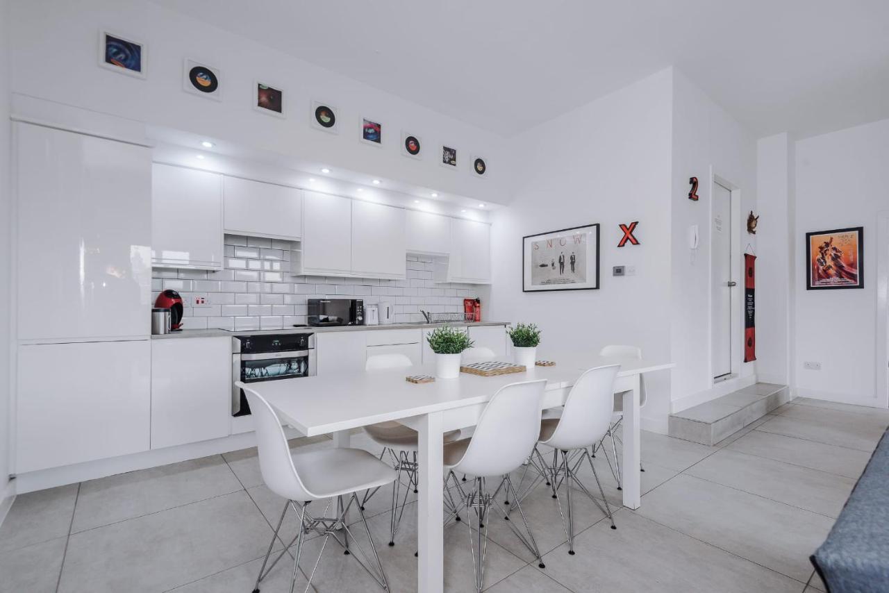 Host & - The Musician's With Grand Piano Apartment Liverpool