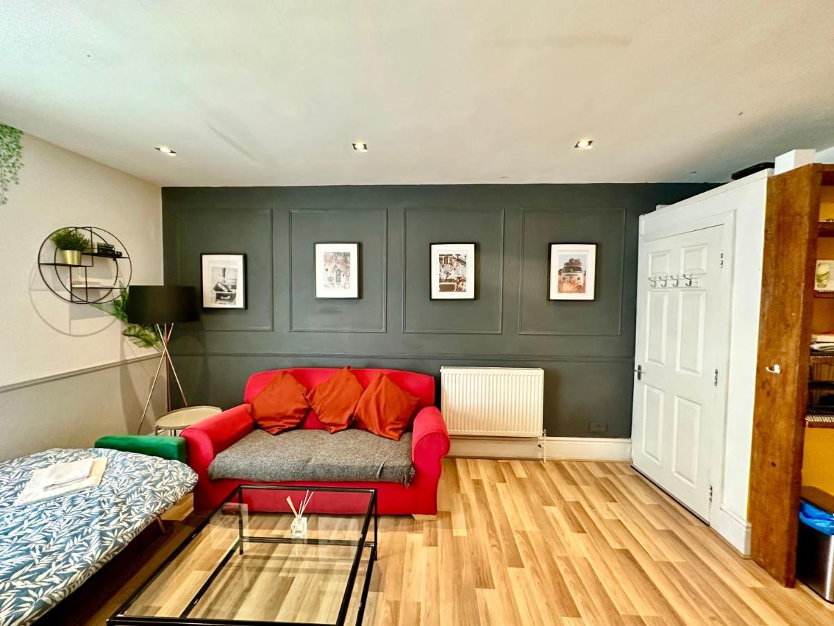 Adeamstays Provides Beautiful Centrally Located 1 And 2 Bed On Liverpools Boulevard Apartment