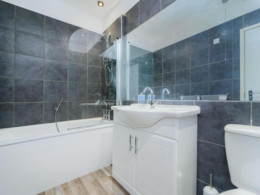 Baltic Dockside Apartment, Free Parking Apartment *