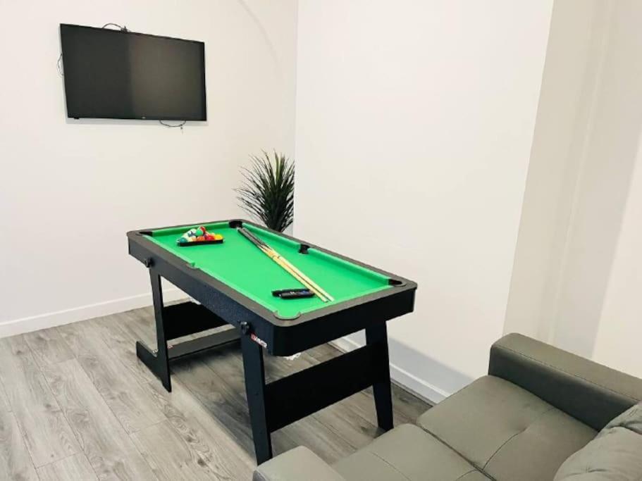 Modern Hangout House Near Lfc, 3 Bedroom With Pool Table *