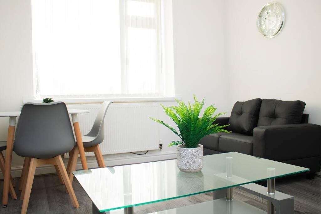 New Fantastic 4br House Near Lfc Holiday home