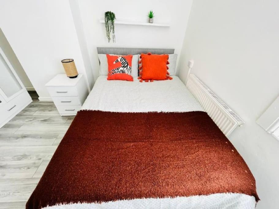 Modern Hangout House Near Lfc, 3 Bedroom With Pool Table Holiday home *