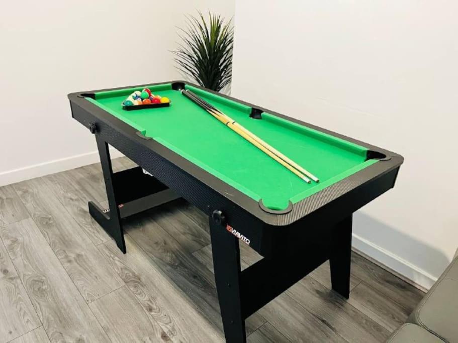 Modern Hangout House Near Lfc, 3 Bedroom With Pool Table Holiday home *