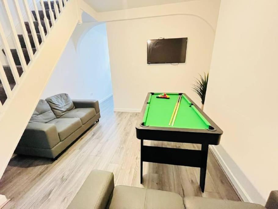 Modern Hangout House Near Lfc, 3 Bedroom With Pool Table Liverpool