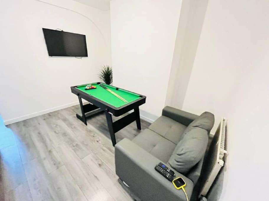 Holiday home Modern Hangout House Near Lfc, 3 Bedroom With Pool Table
