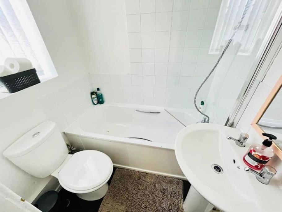 Modern Hangout House Near Lfc, 3 Bedroom With Pool Table *