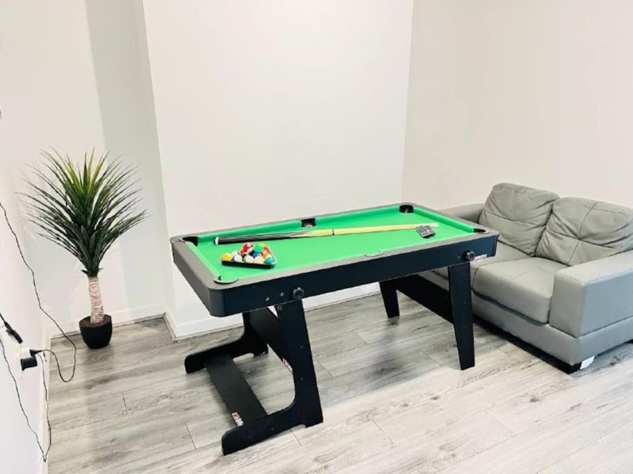 Modern Hangout House Near Lfc, 3 Bedroom With Pool Table