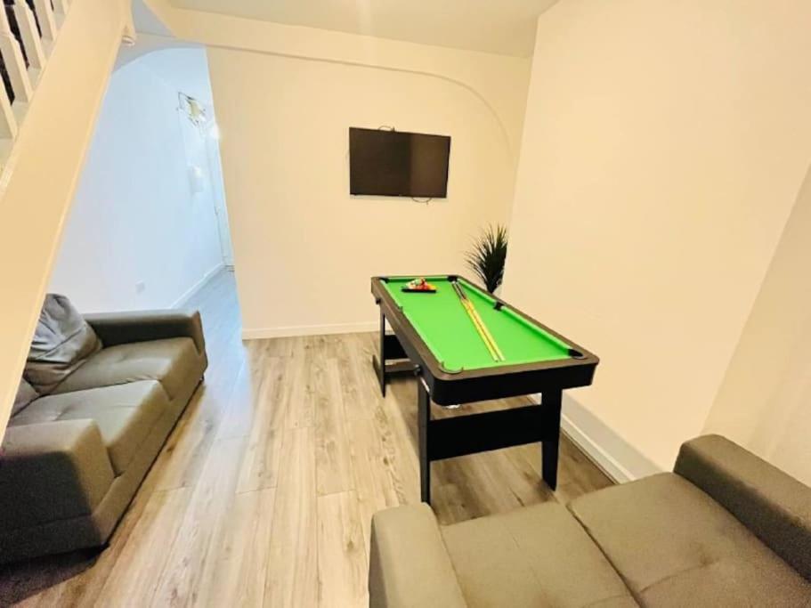 Modern Hangout House Near Lfc, 3 Bedroom With Pool Table *