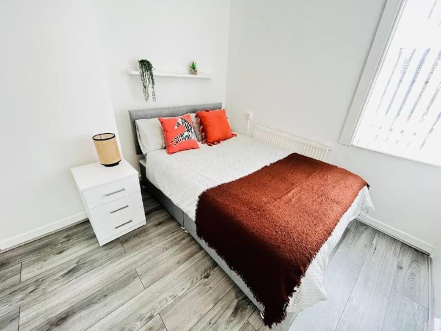 Modern Hangout House Near Lfc, 3 Bedroom With Pool Table *