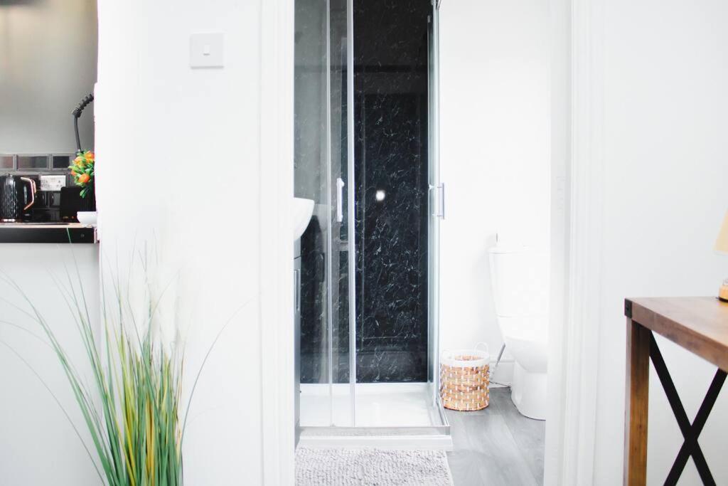 All-inclusive Living: Modern Studio Apartment *