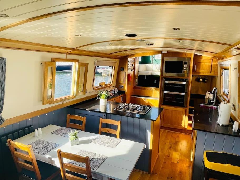 Lovely 2-bedroom Barge Brunswick Dock Liverpool! Botel