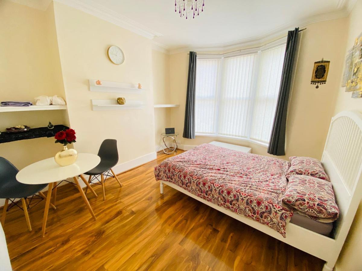 Homestay Entire 4 Bedroom House - Ev Point & Free Parking Liverpool