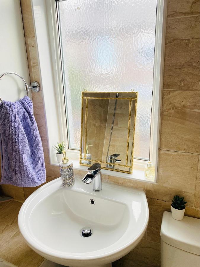 Homestay Entire 4 Bedroom House - Ev Point & Free Parking Liverpool