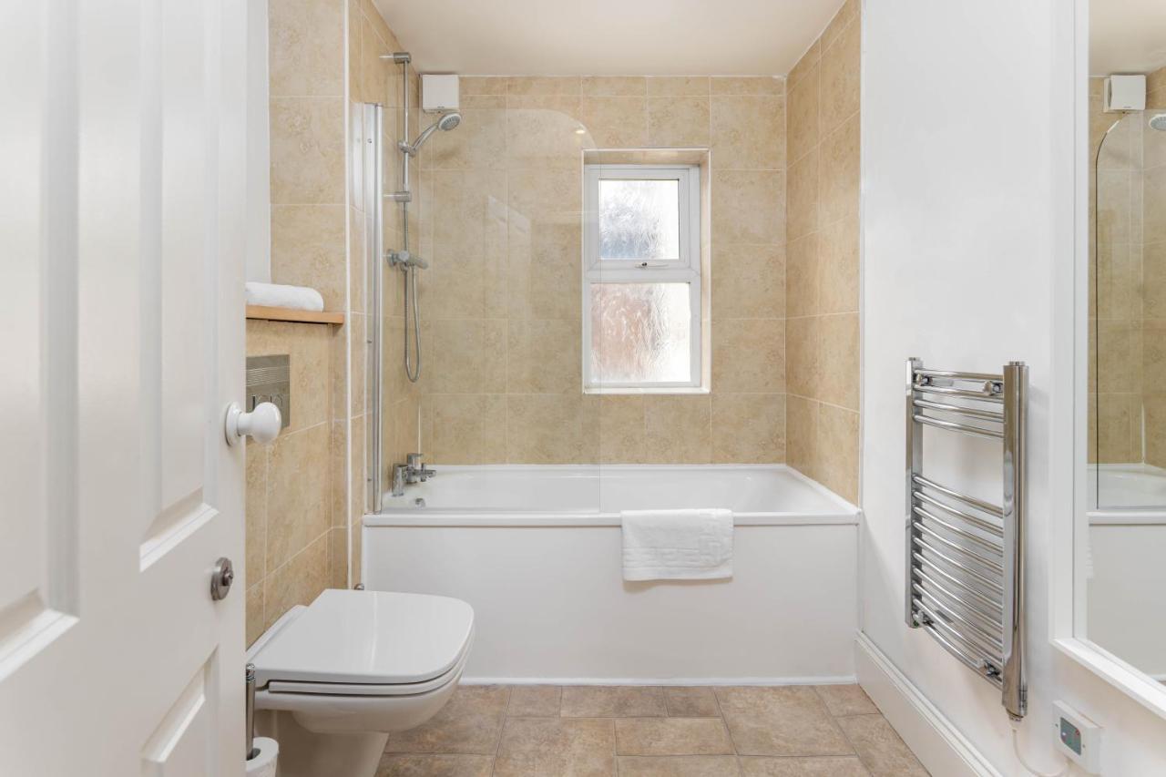 Air Host & - Rockfield House - Sleeps 8 Holiday home *