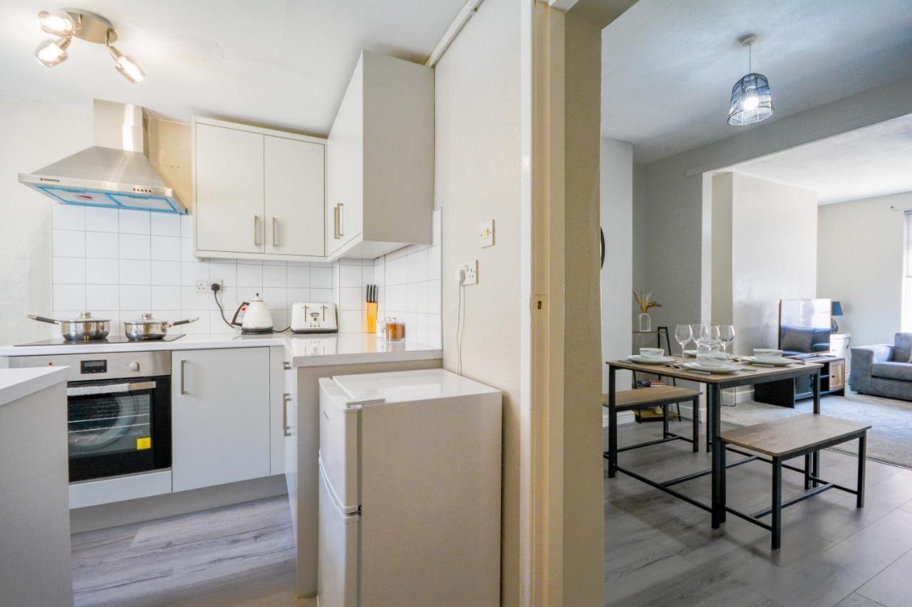 With Alexandra - Free Parking - Free Wifi Superb Location *