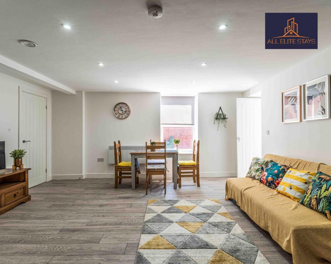 Swan House: With Parking Apartment *