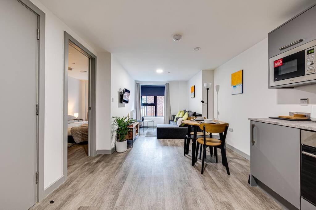 Modern & Centrally Located Apartment *