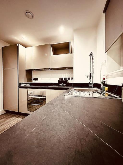 Luxury Central 2-bedroom: Smart Comfort