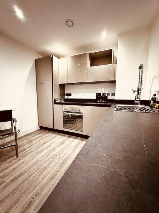 Apartment Luxury Central 2-bedroom: Smart Comfort Liverpool