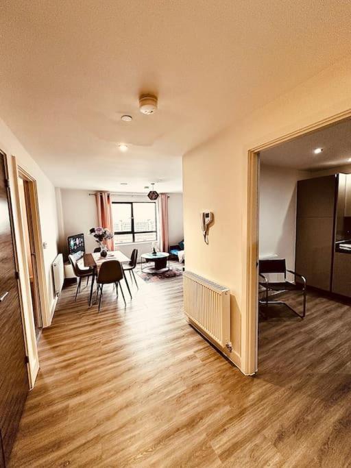 Luxury Central 2-bedroom: Smart Comfort Apartment