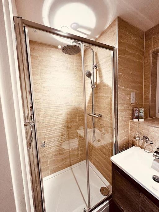 Luxury Central 2-bedroom: Smart Comfort Apartment Liverpool