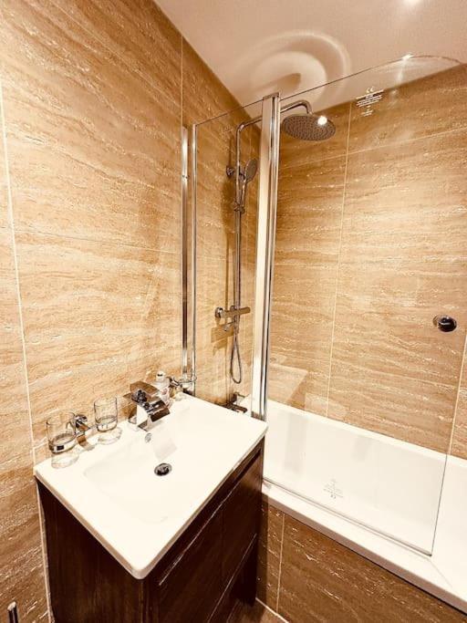 Luxury Central 2-bedroom: Smart Comfort Apartment
