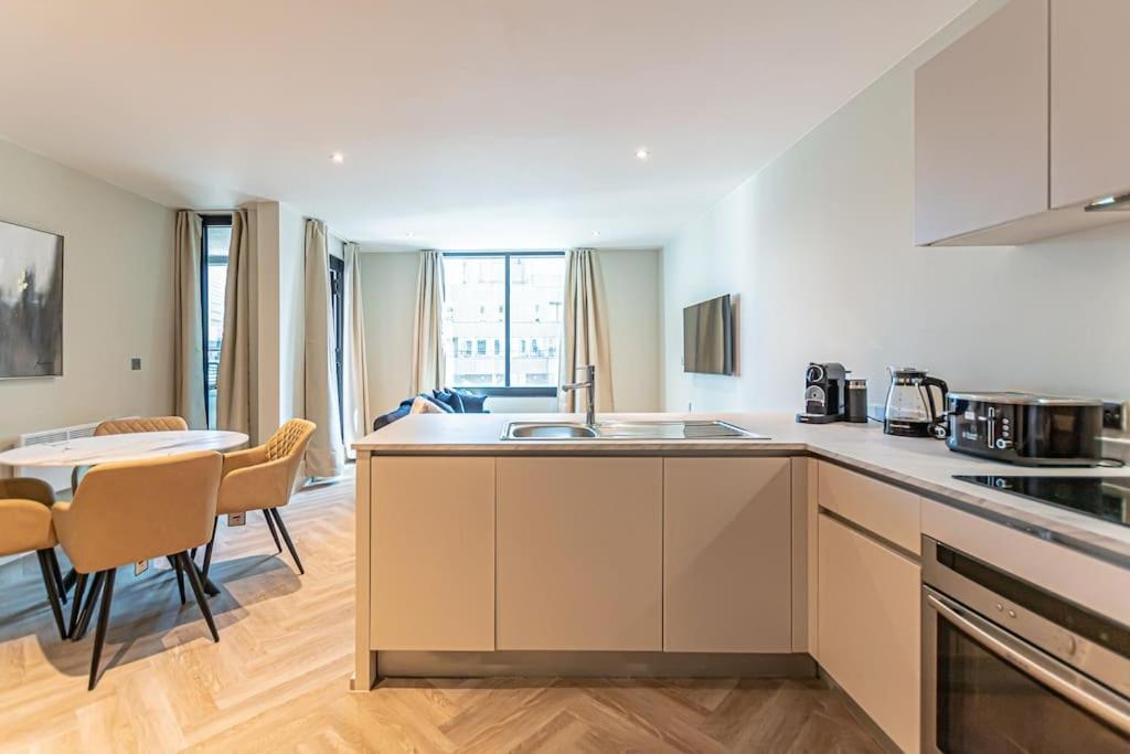 Luxurious 1 Bed - View Apartment *