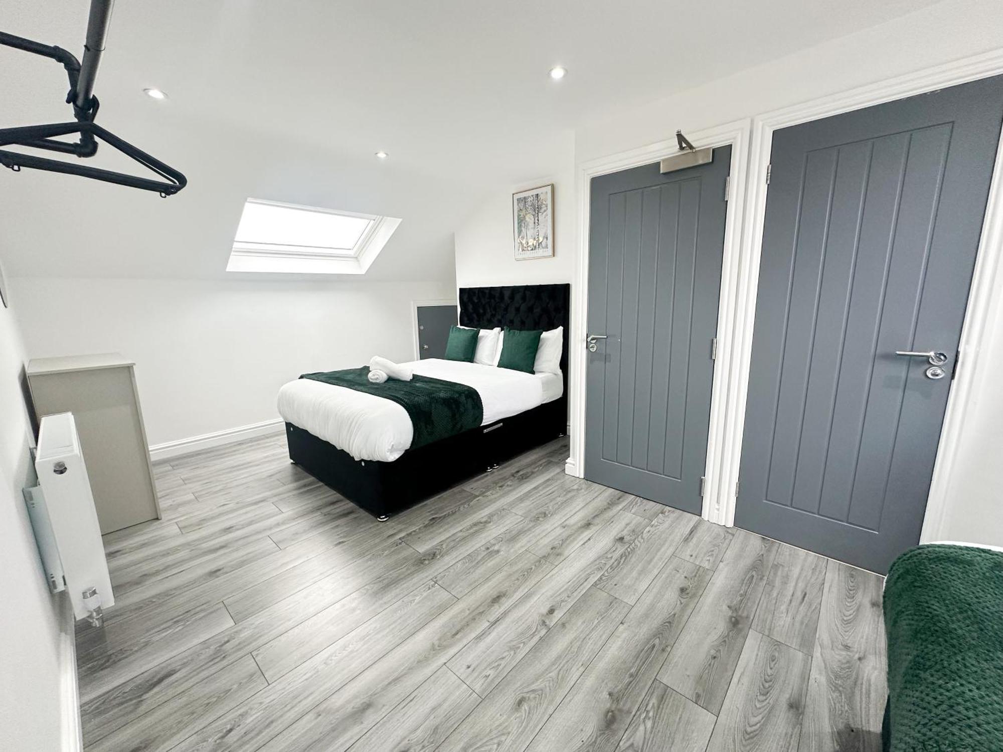 Modern & Spacious, 4 Bedroom , 9ppl Free Wifi & Parking Liverpool