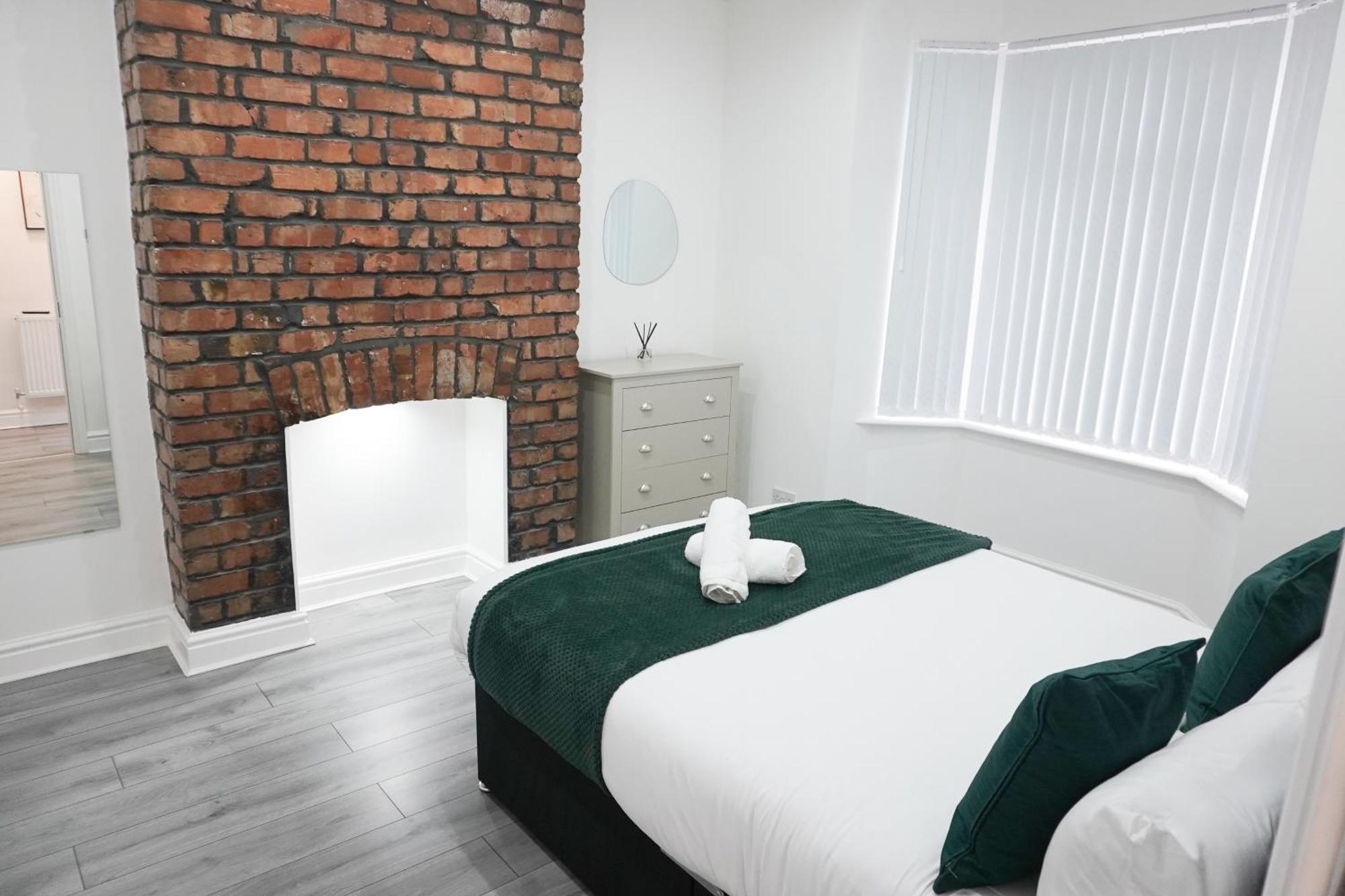 Holiday home Modern & Spacious, 4 Bedroom , 9ppl Free Wifi & Parking Liverpool