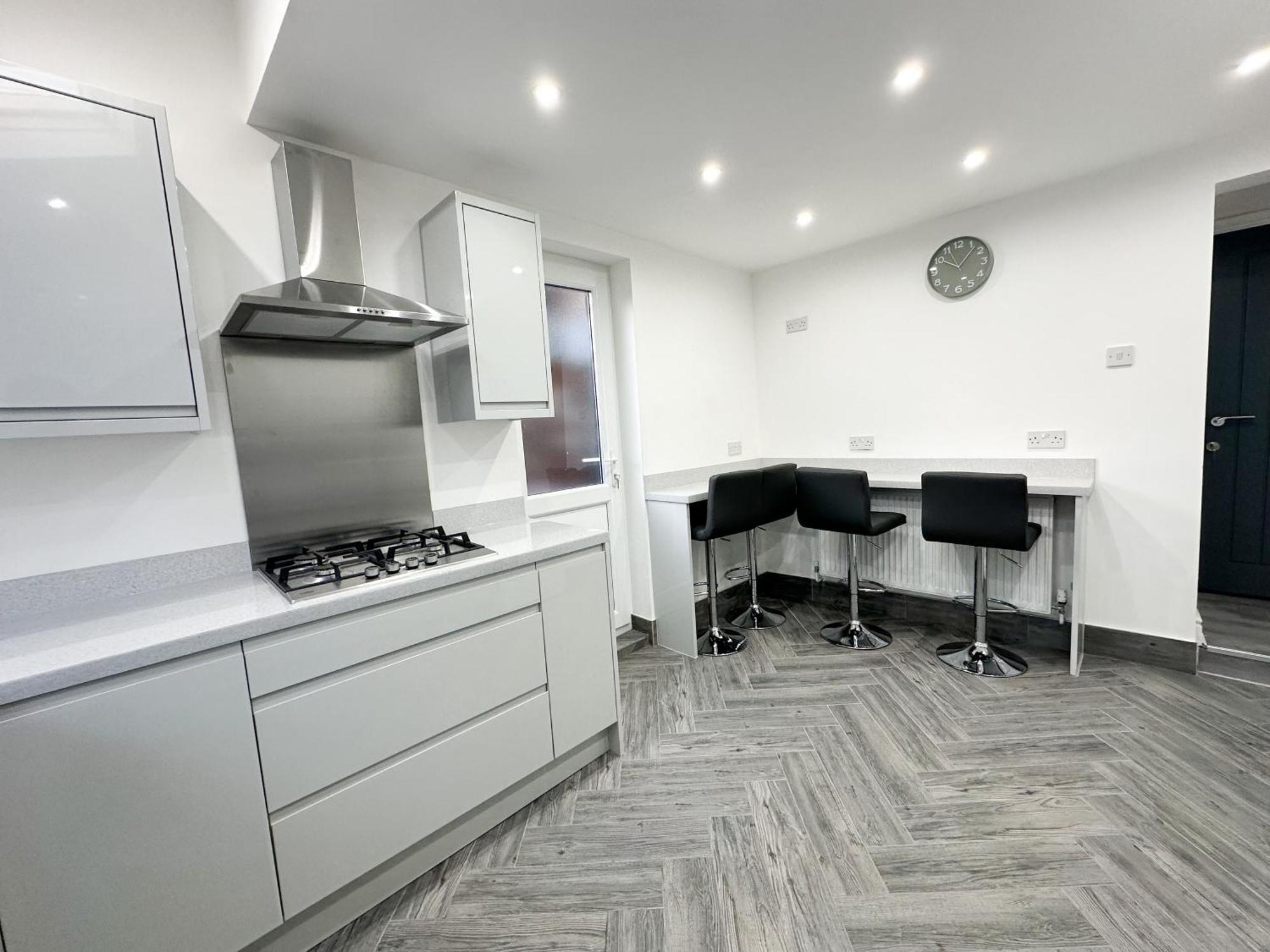 Modern & Spacious, 4 Bedroom , 9ppl Free Wifi & Parking * Liverpool