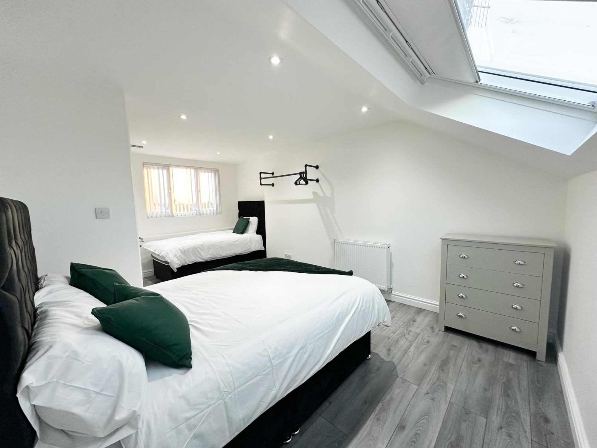 Holiday home Modern & Spacious, 4 Bedroom , 9ppl Free Wifi & Parking Liverpool