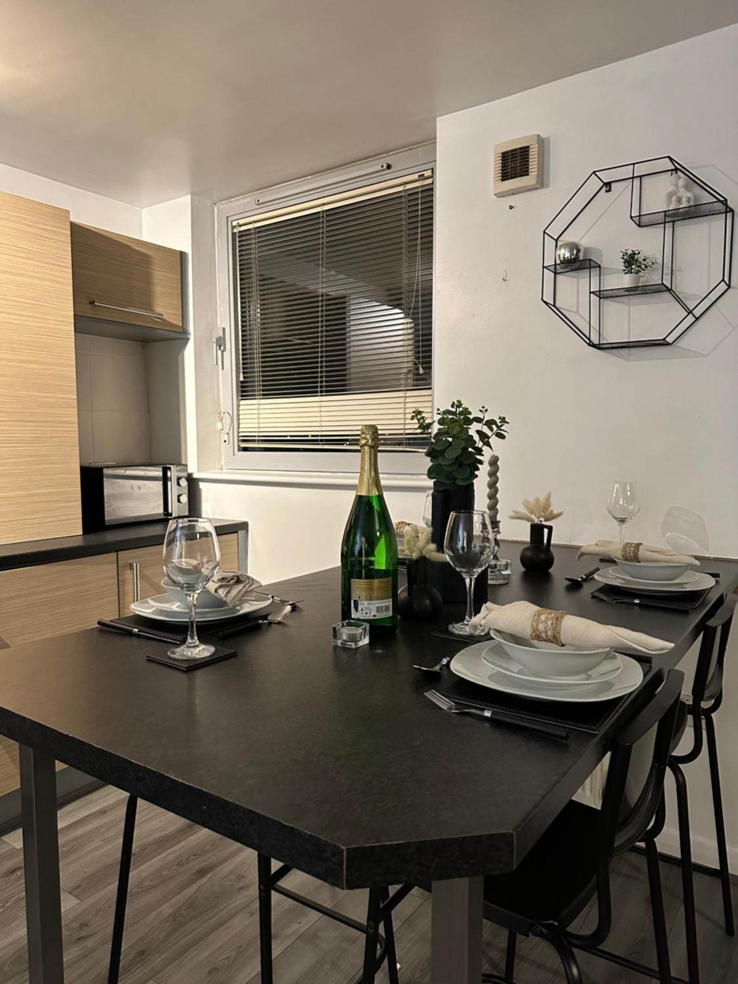 Centre 2 Bed Free Parking *