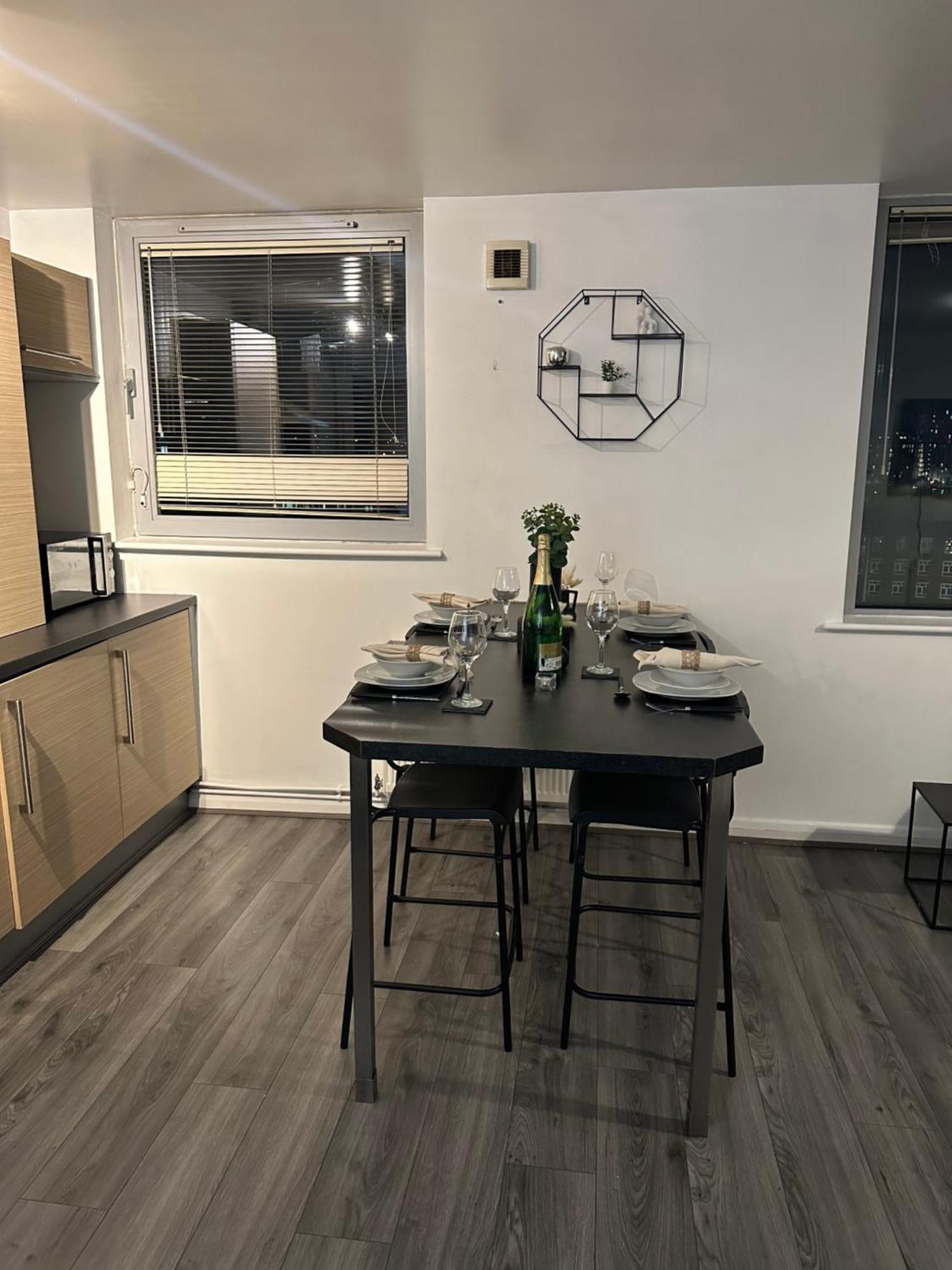 Centre 2 Bed Free Parking