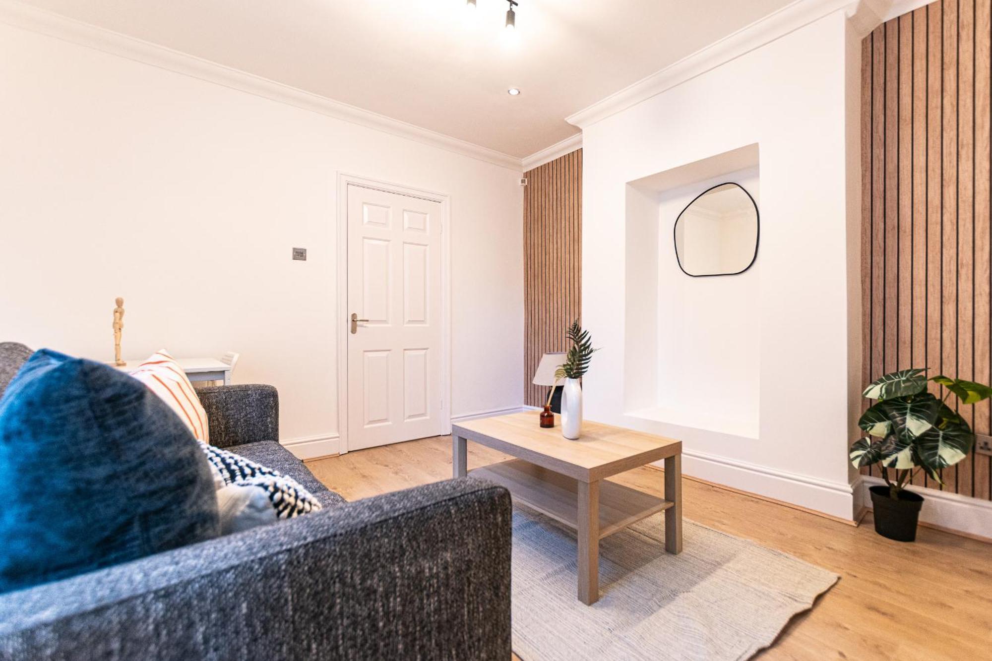 Apartment Stylish 1-bed Flat In By 53 Degrees Property, Ideal For Business & Long-term Stays! *
