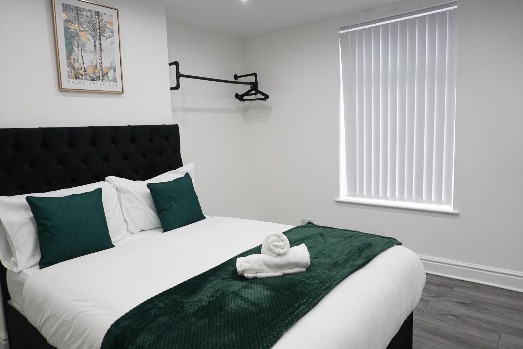 Modern & Spacious, 4 Bedroom , 9ppl Free Wifi & Parking Holiday home Liverpool