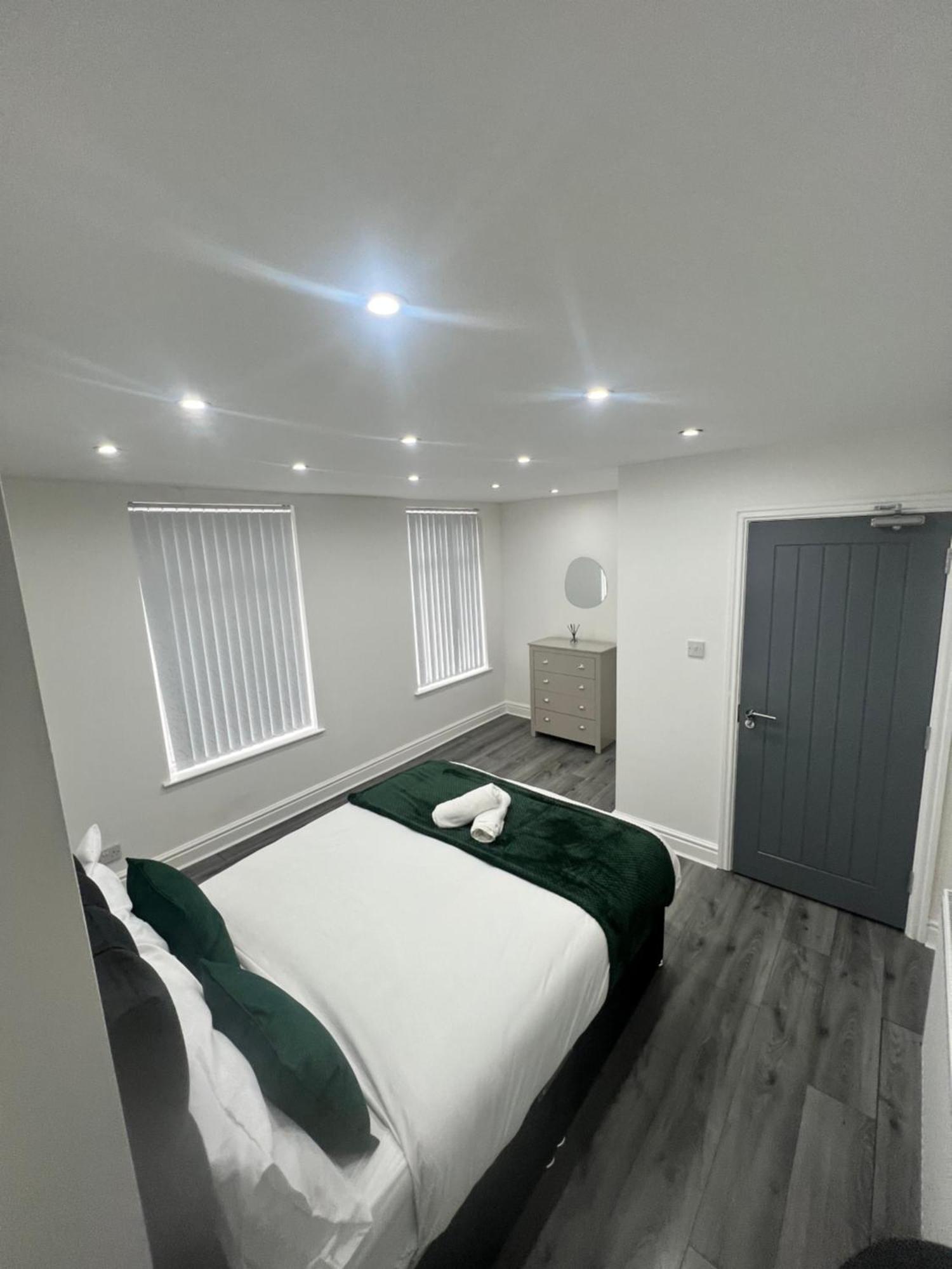 Modern & Spacious, 4 Bedroom , 9ppl Free Wifi & Parking