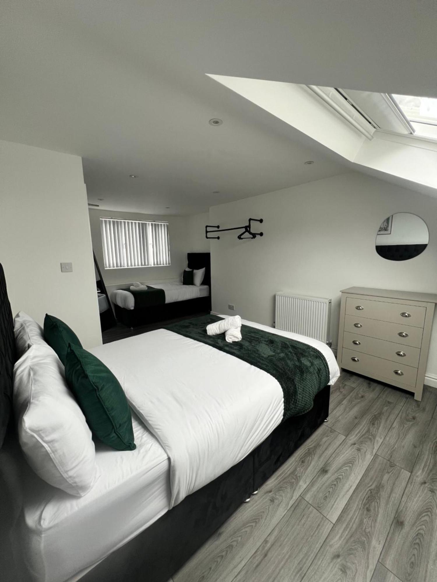 Modern & Spacious, 4 Bedroom , 9ppl Free Wifi & Parking * Liverpool