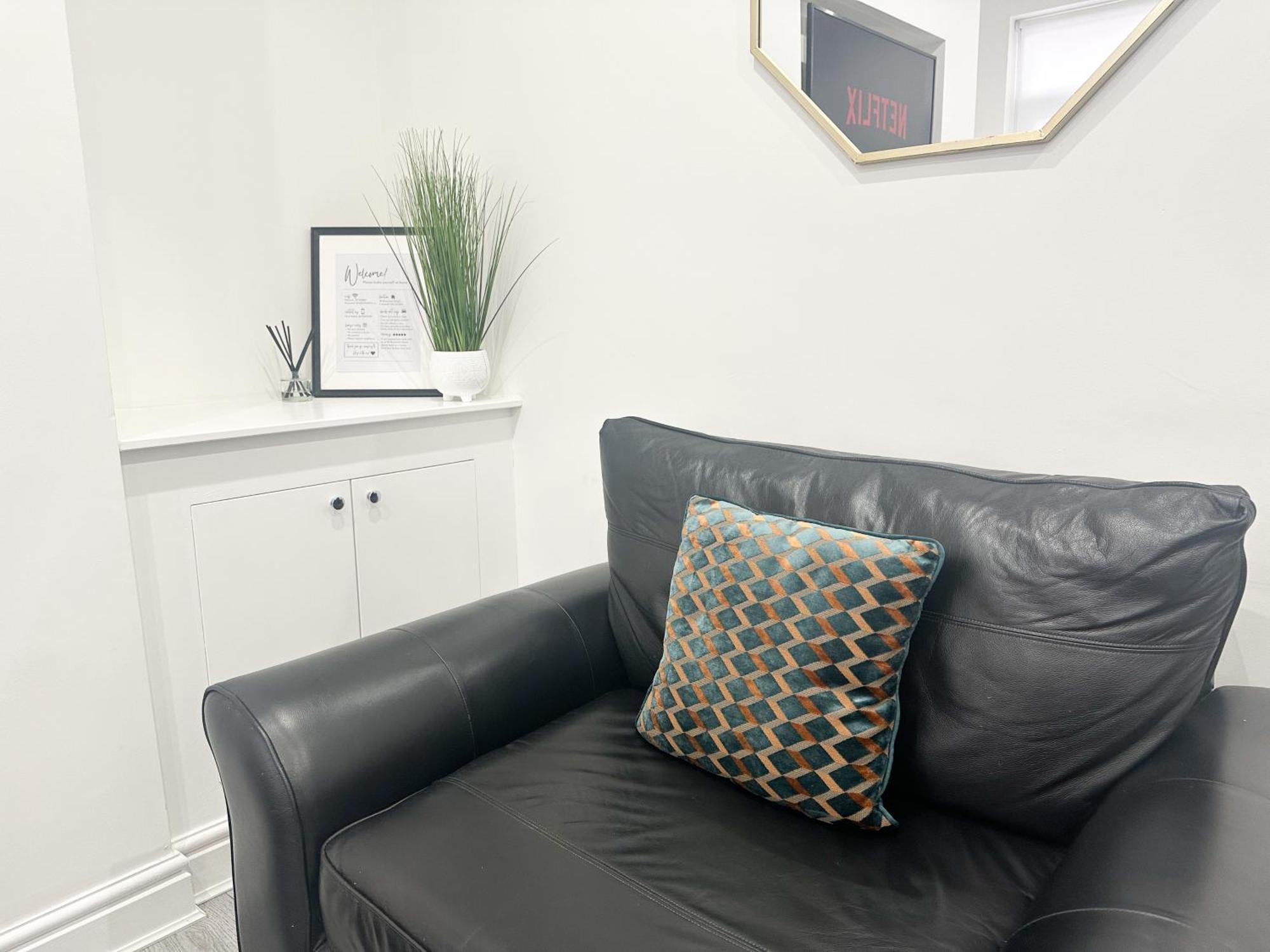 Modern & Spacious, 4 Bedroom , 9ppl Free Wifi & Parking Holiday home