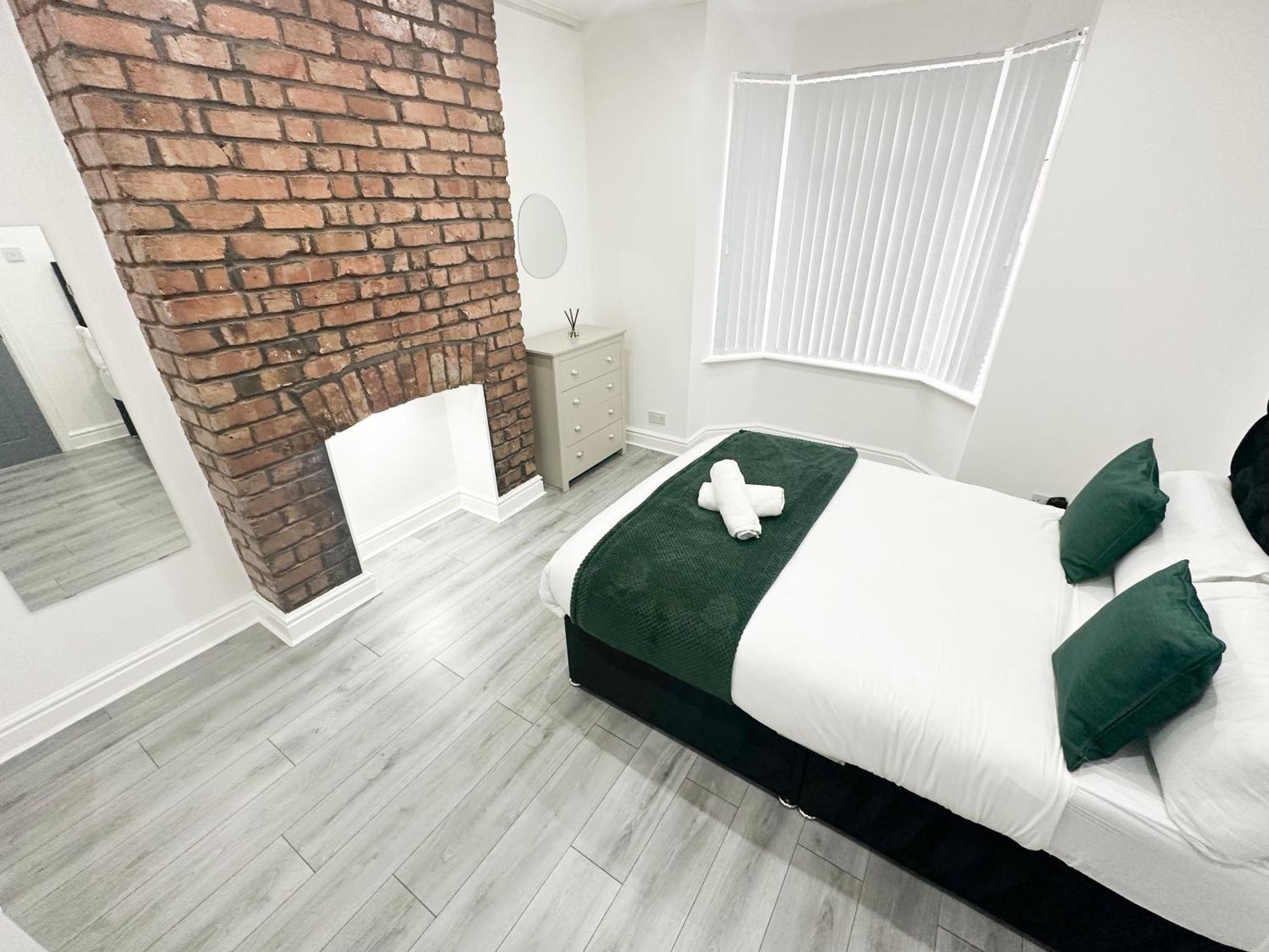 Modern & Spacious, 4 Bedroom , 9ppl Free Wifi & Parking *