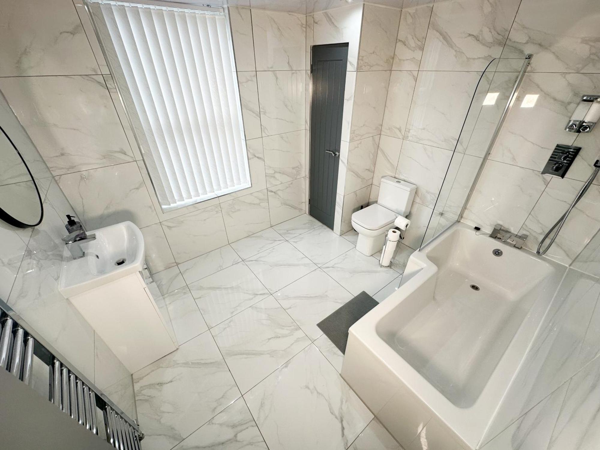 Modern & Spacious, 4 Bedroom , 9ppl Free Wifi & Parking