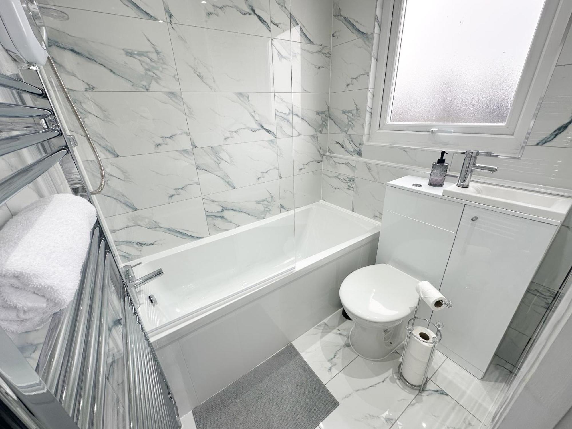 Modern & Spacious, 4 Bedroom , 9ppl Free Wifi & Parking * Liverpool