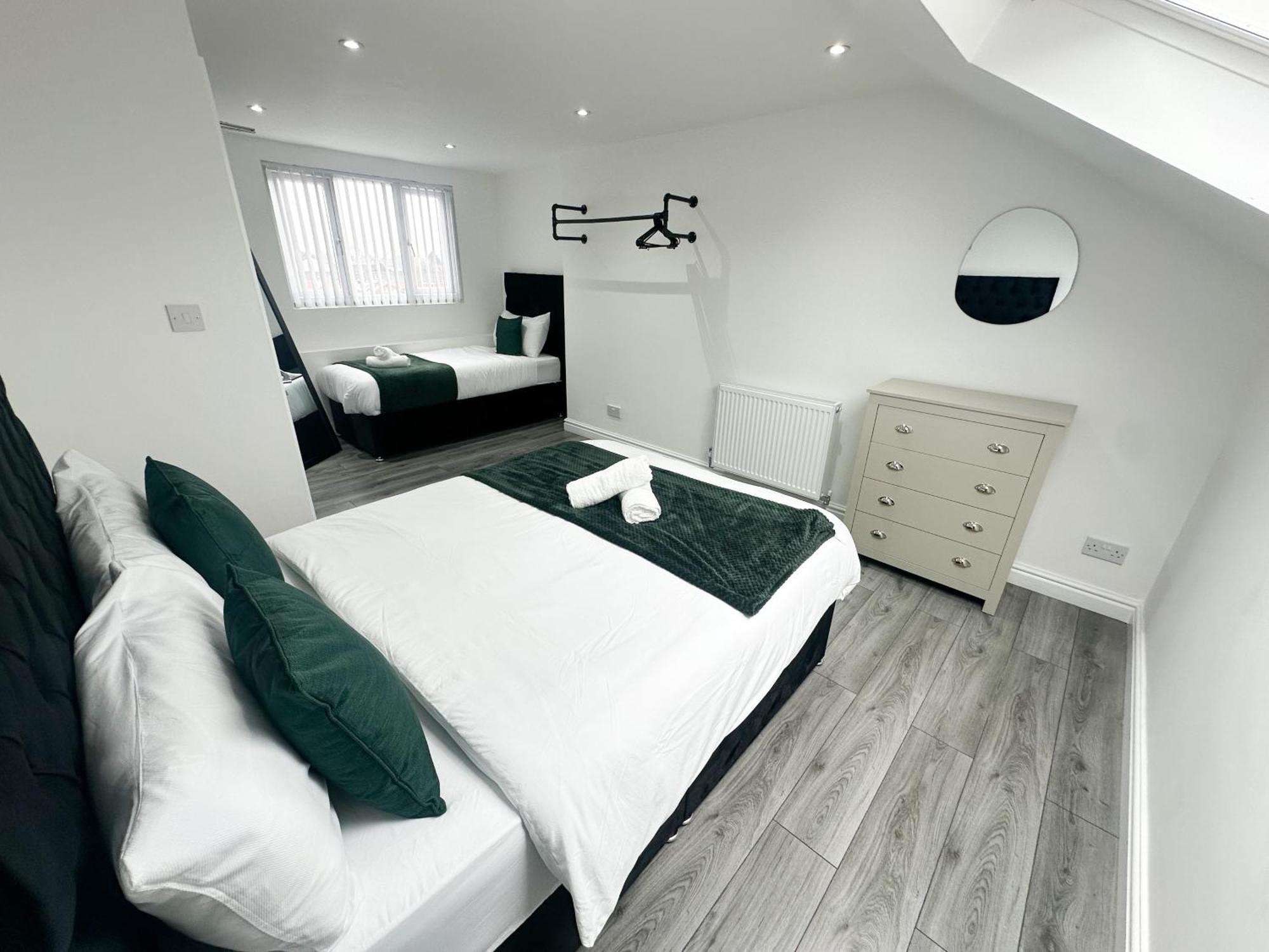 Modern & Spacious, 4 Bedroom , 9ppl Free Wifi & Parking Holiday home Liverpool