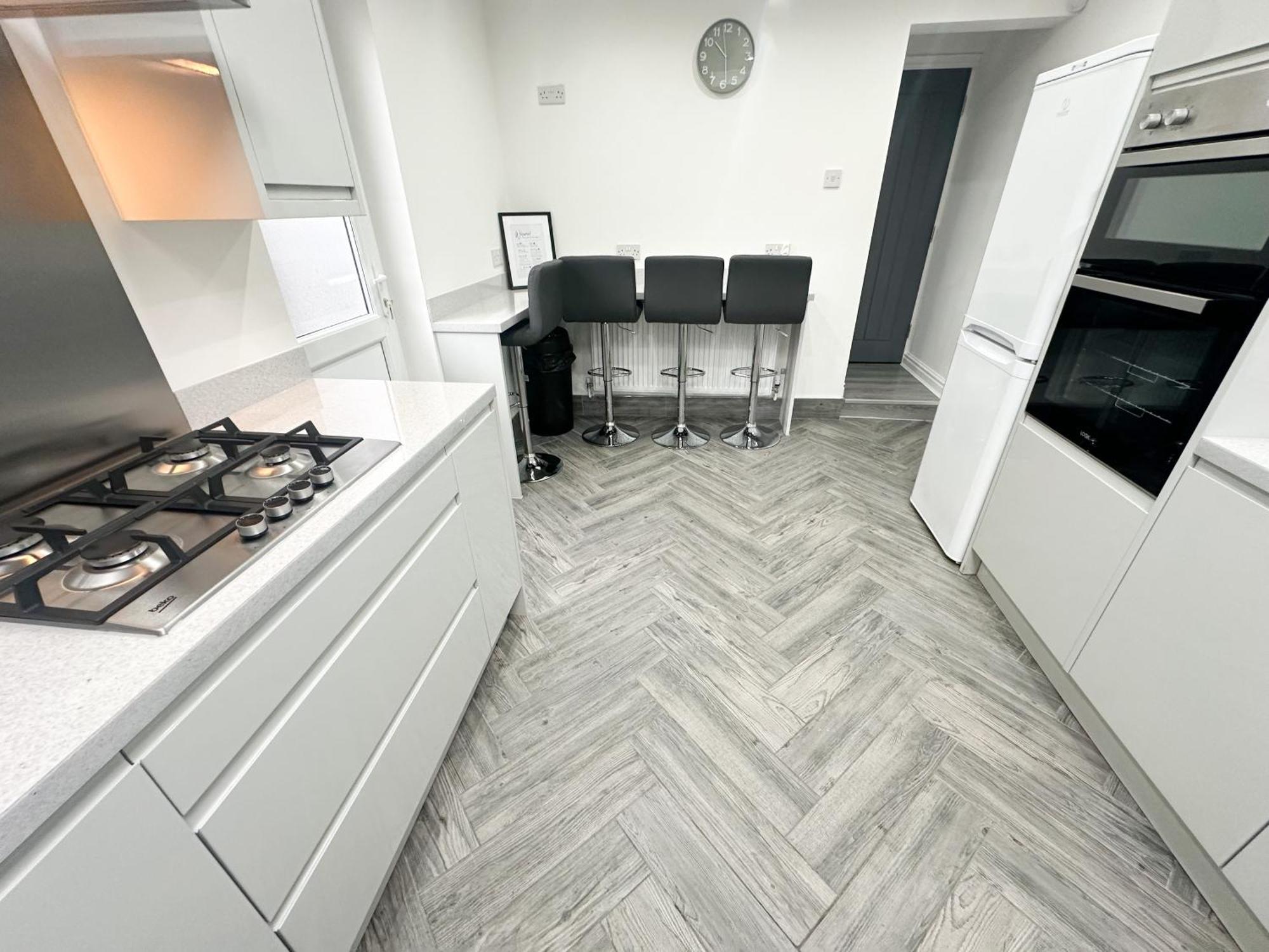 Modern & Spacious, 4 Bedroom , 9ppl Free Wifi & Parking Liverpool
