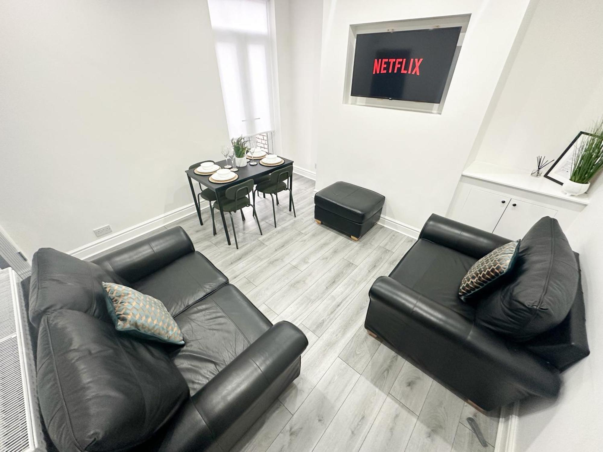 Holiday home Modern & Spacious, 4 Bedroom , 9ppl Free Wifi & Parking *