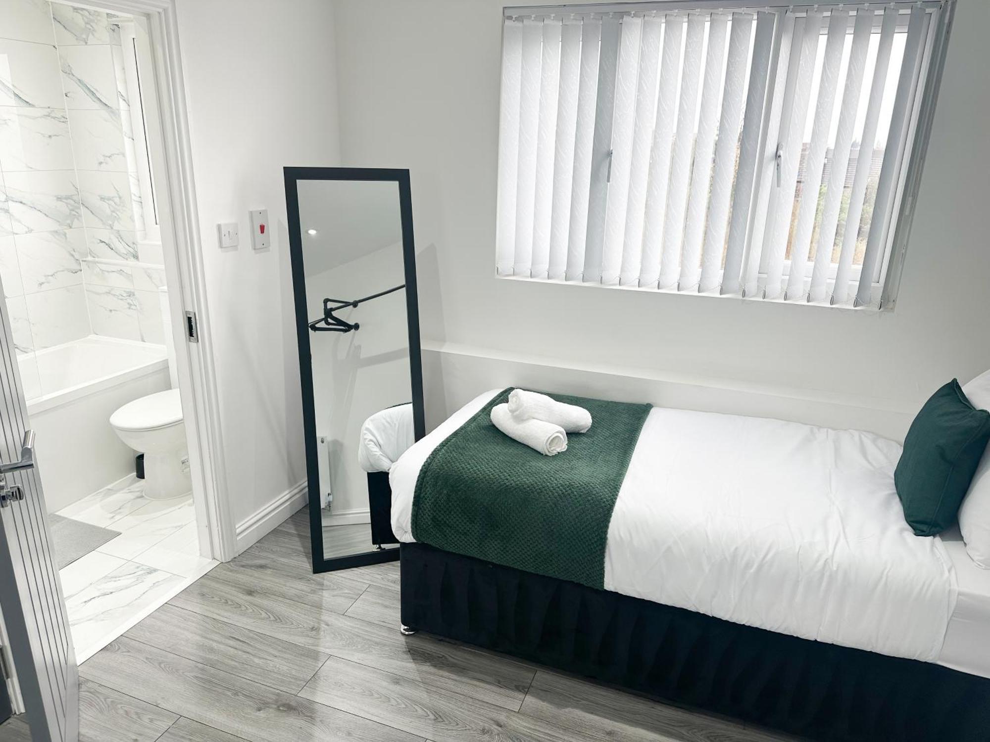 Modern & Spacious, 4 Bedroom , 9ppl Free Wifi & Parking *