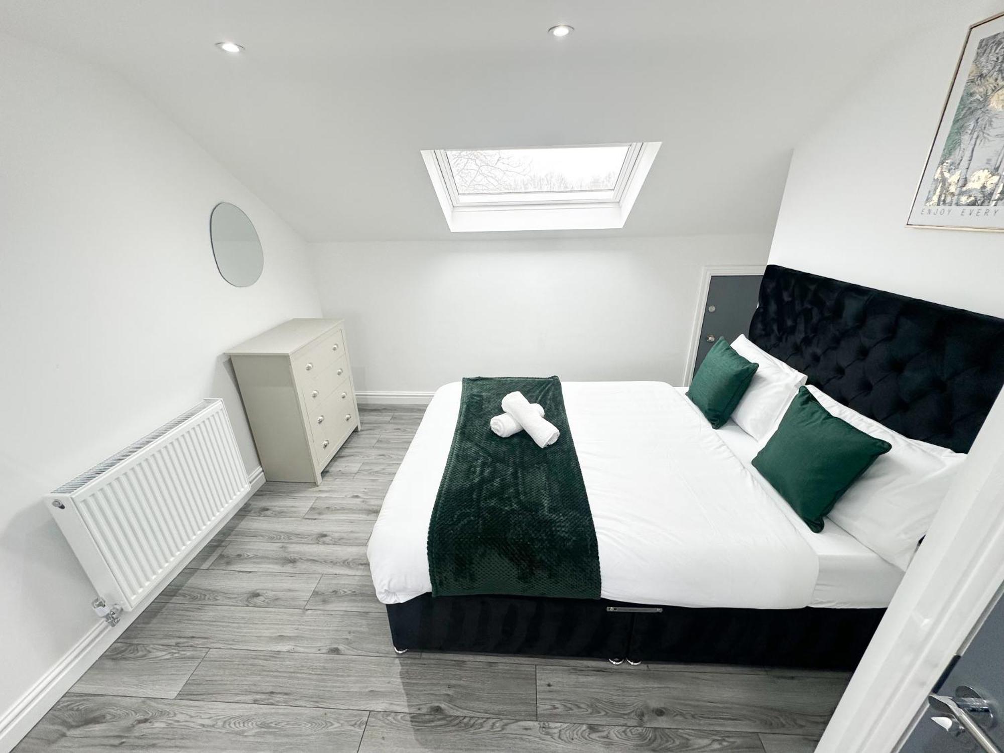 Modern & Spacious, 4 Bedroom , 9ppl Free Wifi & Parking