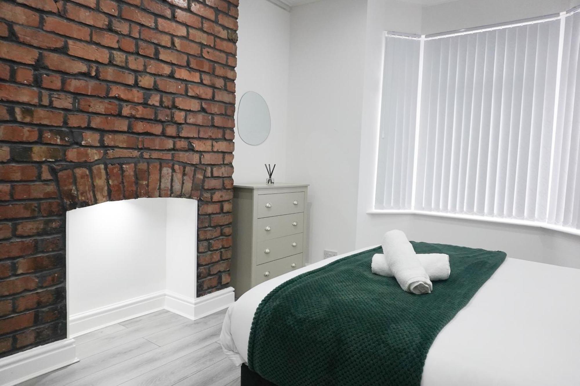 Modern & Spacious, 4 Bedroom , 9ppl Free Wifi & Parking Holiday home *